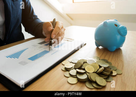 Unternehmer kalkulieren Investitionen Erweiterung business, Geld sparen. Finanzen Konzept. Stockfoto