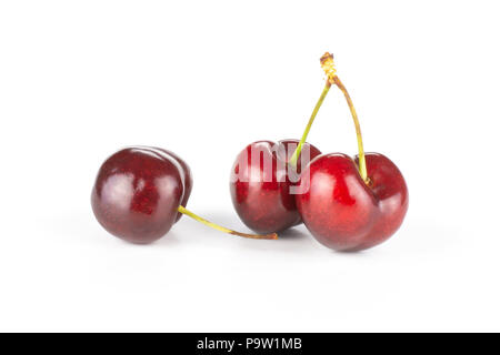Gruppe von drei ganzen süßen helle rote Kirsche auf weißen isoliert Stockfoto