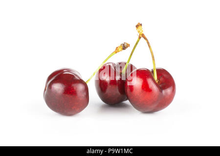 Gruppe von drei ganzen süßen helle rote Kirsche isoliert auf weißem Stockfoto