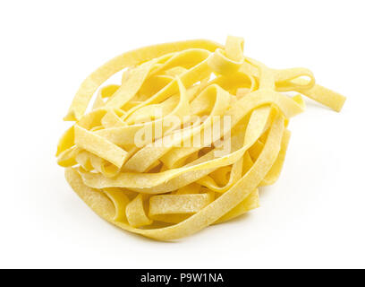 Eine Fettuccine Pasta classic Roh auf weißem Hintergrund Stockfoto