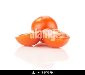 Rote Traube Cherry Tomaten eine ganze und zwei Hälften auf weißem Hintergrund Stockfoto