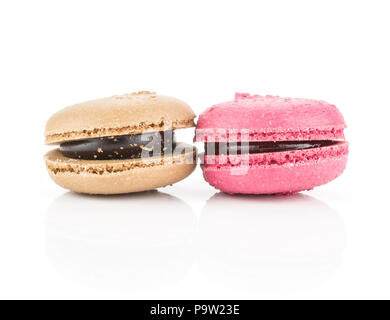 Zwei französische Macarons (Schokolade und rosa Himbeere) auf weißem Hintergrund Stockfoto