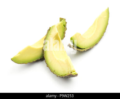 Drei avocado geschnittenen Scheiben auf weißem Hintergrund reif Grün Braun Alligator Pear isoliert Stockfoto