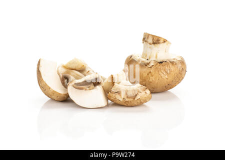 In Scheiben geschnittene braune Champignons ein Ganzes und drei Schichten auf weißem Hintergrund frische rohe Pilze isoliert Stockfoto