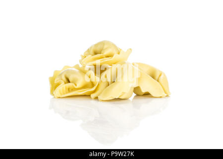 Raw Italienisch tortellini Pasta auf weißem Hintergrund traditionelle Knödel isoliert Stockfoto