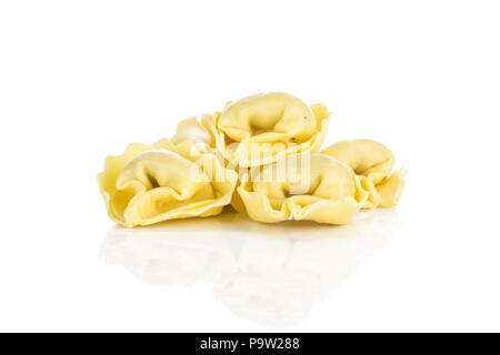 Raw Italienisch tortellini Pasta auf weißem Hintergrund traditionelle Stockfoto