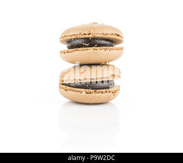 Zwei französische macarons Schokolade auf weißem Hintergrund Stockfoto