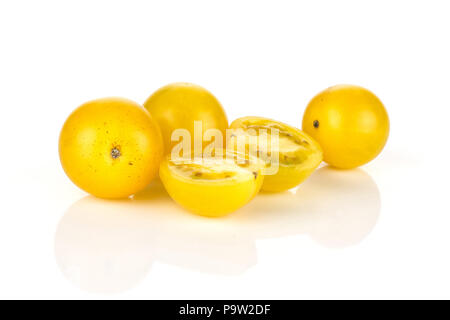 Gelbe Traube Cherry Tomaten drei ganze und zwei Hälften geschnitten auf weißem Hintergrund Stockfoto