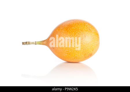 Ein riesiger grenadill auf weißem Hintergrund süße gelbe Leidenschaft Obst isoliert Stockfoto