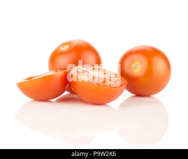 Rote Traube Cherry Tomaten zwei ganze und zwei Hälften auf weißem Hintergrund Stockfoto