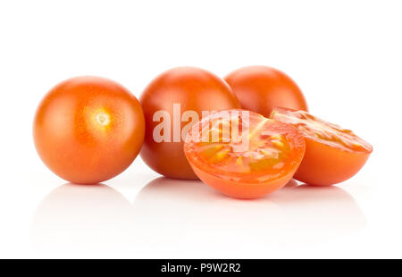 Rote Traube Cherry Tomaten drei ganze und zwei Hälften auf weißem Hintergrund Stockfoto