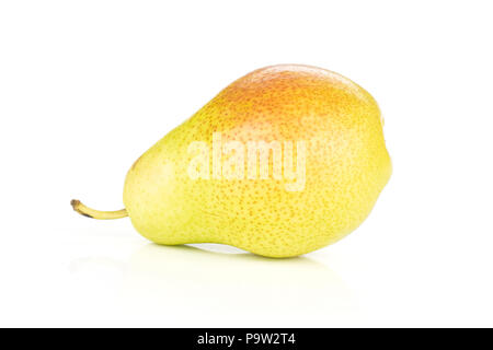 Eine ganze Frische rote Birne forelle Vielfalt Seite isoliert auf weißem Stockfoto