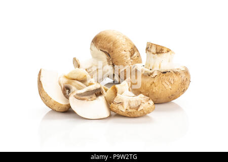 In Scheiben geschnittene braune Champignons ganze zwei und drei Schichten auf weißem Hintergrund frische rohe Pilze isoliert Stockfoto