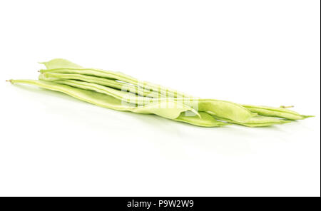 Flache grüne Bohnen auf weißem Hintergrund Stockfoto