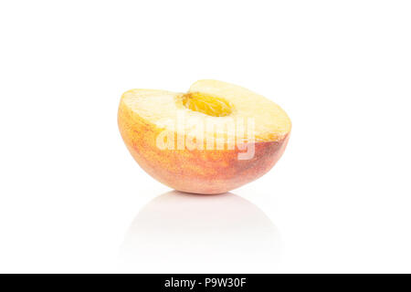 Ein gelber Pfirsich Hälfte ohne steinfrucht auf weißem Hintergrund Stockfoto