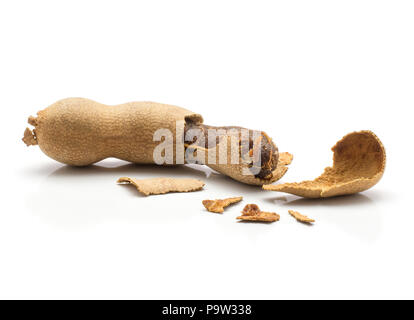 Eine gebrochene Tamarind Shell auf weißem Hintergrund indische Termine isoliert Stockfoto