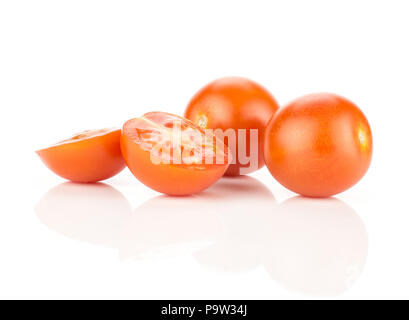 Rote Traube Cherry Tomaten zwei ganze zwei Hälften geschnitten auf weißem Hintergrund Stockfoto