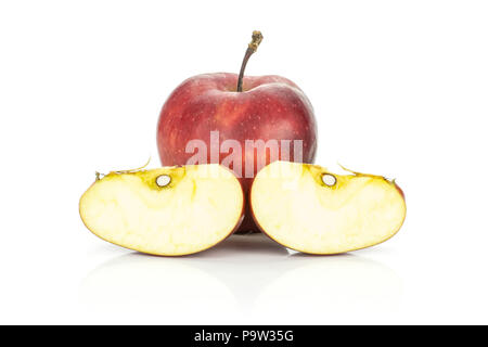 Red Delicious Apple und zwei Scheiben auf weißem Hintergrund Stockfoto