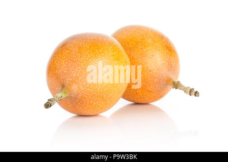Zwei riesige Grenadill auf weißem Hintergrund süße Frische gelbe Leidenschaft Obst isoliert Stockfoto