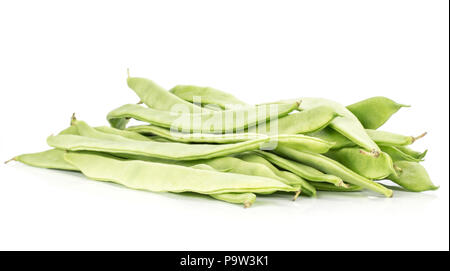 Flache grüne Bohnen auf weißem Hintergrund Stockfoto