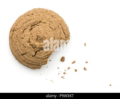 Eine gebissen Kakao oat cookie Draufsicht auf weißem Hintergrund drop shape Braun knusprigem Keks isoliert Stockfoto