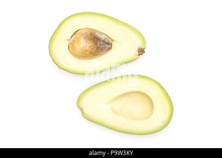 Grüne weiche Avocado ein Schnitt in zwei Hälften Draufsicht auf weißem Hintergrund Speck Vielzahl isoliert Stockfoto