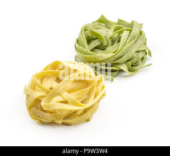 Fettuccine Pasta Spinat und Klassiker zwei Stücke auf weißem Hintergrund roh Stockfoto