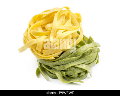 Fettuccine Pasta Spinat und Klassiker zwei rohe Stücke auf weißem Hintergrund Stockfoto