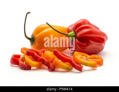 Habanero Chili auf weißem Hintergrund zwei rote und orange Hot chinesischen Paprika rot orange Scheiben gehackt isoliert Stockfoto