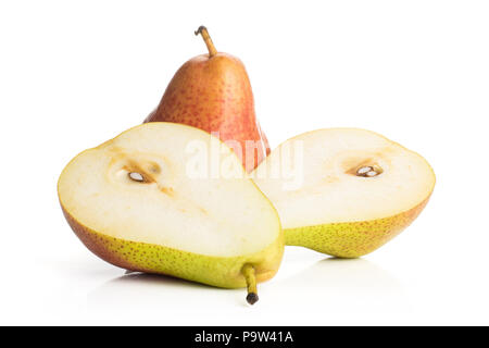 Gruppe von einer ganzen zwei Hälften von frischen roten Birne forelle Vielfalt isoliert auf weißem Stockfoto