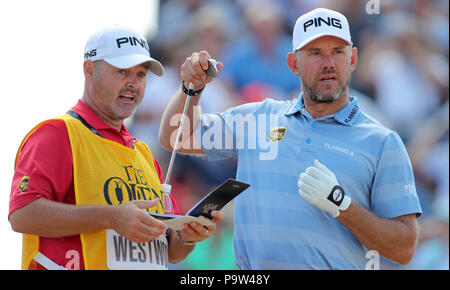 Der Engländer Lee Westwood und seinem caddie auf der 3 T-Stück während des Tages eine der Open Championship 2018 in Carnoustie Golf Links, Angus. Stockfoto