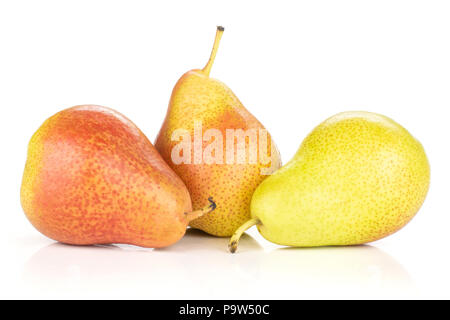 Gruppe von drei ganzen Frische rote Birne forelle Vielfalt auf weißen isoliert Stockfoto