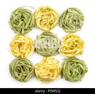 Fettuccine Pasta roh (neun Spinat und Classic) auf weißem Hintergrund Draufsicht isoliert Stockfoto