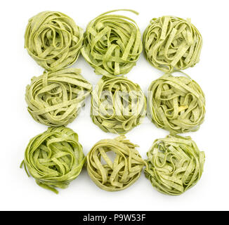 Spinat Fettuccine Pasta neun raw Draufsicht auf weißem Hintergrund neun Stücke isoliert Stockfoto