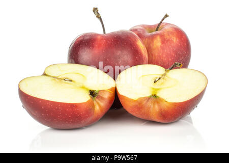 Zwei Red Delicious äpfel und zwei Hälften auf weißem Hintergrund Querschnitt isoliert Stockfoto