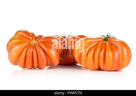 Drei Rindfleisch Tomaten auf weißem Hintergrund große reife rote isoliert mit Rippen Stockfoto