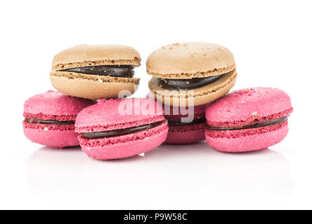 Französische macarons (vier rosa mit himbeermarmelade und zwei Schokolade) auf weißem Hintergrund Stockfoto