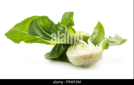 Bok Choy (Pak Choi) Einen frischen Schnitt die Hälfte auf weißem Hintergrund Stockfoto