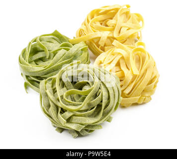 Fettuccine rohe Nudeln Spinat und klassischen auf weißem Hintergrund vier Stücke isoliert Stockfoto