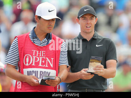 Von Nordirland Rory McIlroy und seinem caddie am 3. Tag eines der Open Championship 2018 in Carnoustie Golf Links, Angus. Stockfoto