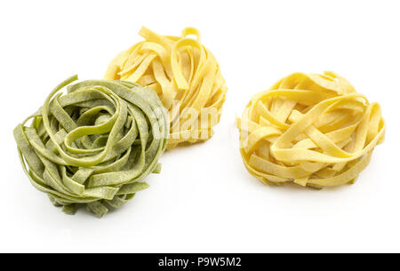 Fettuccine rohe Nudeln Spinat und klassischen auf weißem Hintergrund drei Stücke isoliert Stockfoto