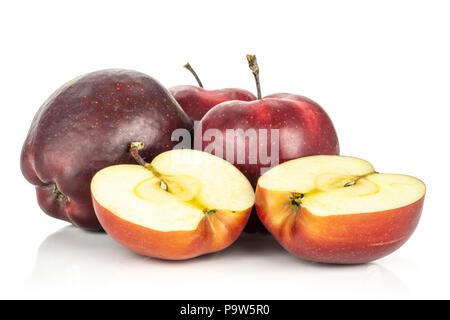 Red Delicious drei Äpfel und zwei Hälften auf weißem Hintergrund Stockfoto