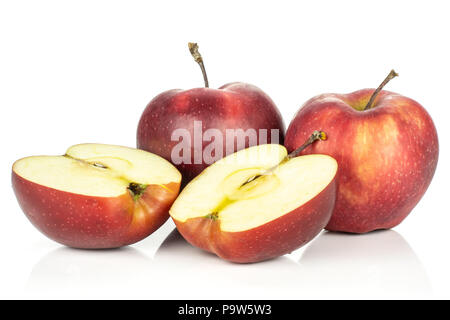 Zwei Red Delicious äpfel mit beiden Hälften auf weißem Hintergrund Querschnitt isoliert Stockfoto