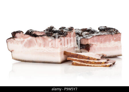 Gruppe von drei Schichten zwei Stücke des englischen Speck isoliert auf weißem Stockfoto