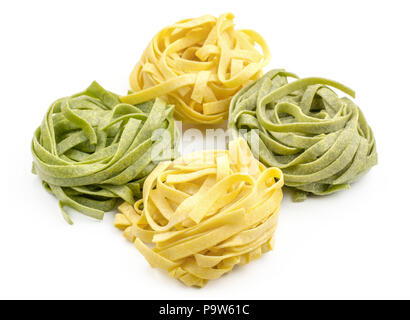 Fettuccine rohe Nudeln Spinat und klassischen vier Stücke auf weißem Hintergrund Stockfoto