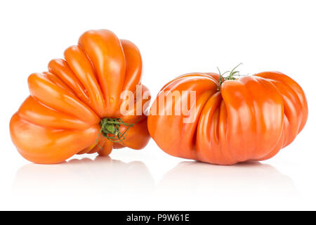 Zwei Rindfleisch Tomaten (Dreiecksform) auf weißem Hintergrund große reife rote isoliert mit Rippen Stockfoto