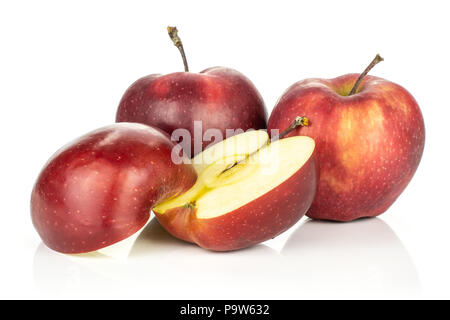 Zwei Red Delicious äpfel und ein Schnitt in zwei Hälften auf weißem Hintergrund Stockfoto