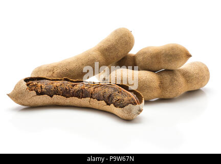 Drei tamarind Eine mit offenen braun Fleisch auf weißem Hintergrund indische Termine isoliert gebrochen Stockfoto