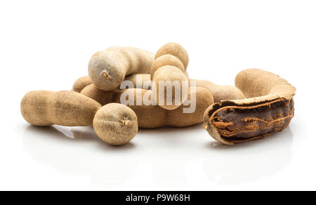 Tamarind Stack eine offene mit braun Gelee Fleisch auf weißem Hintergrund indische Termine isoliert Stockfoto