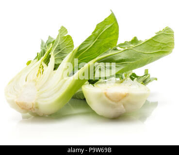 In Scheiben geschnitten Bok Choy (Pak Choi) auf weißem Hintergrund zwei frischen Kohl Hälften isoliert Stapel Stockfoto